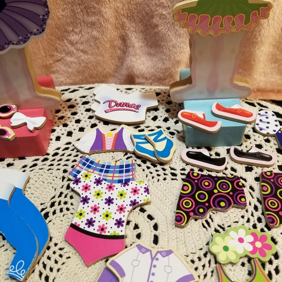 EUC 54 pcs. 2 magnetic dress dolls - Picture 9 of 13